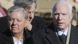 “푸틴은 폭력배”… 러 코앞서 날세운 美공화 중진 2人