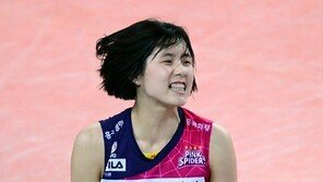 ‘표정부자’… 그녀의 끼에 코트가 녹는다