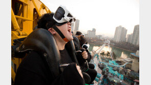 테마파크 VR붐…롯데월드 자이로드롭VR버전 오픈