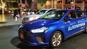 신호등 감지해 스스로 속도 조절