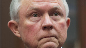 ‘원조 트럼프맨’ 세션스 ‘31년전 악몽’ 재연되나