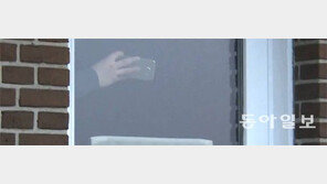 휴대전화로 취재진 찍는 정씨 일행