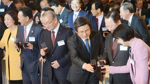 황교안 대행 재계 신년회 참석… 10대 그룹 총수 불참