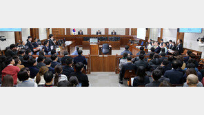 최순실 “억울함 밝히고 싶다”… 檢 “대통령과 공범증거 차고 넘쳐”