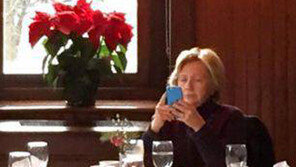 무표정 클린턴 쓸쓸히 ‘혼밥’