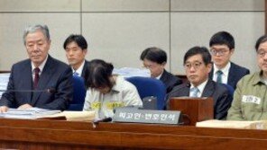 최순실, 첫 재판서 나란히 출석한 안종범·정호성 한참동안 노려봐…