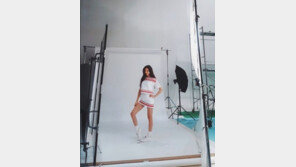 ‘동안의 아이콘’ 김사랑, 근황 공개…“사람 다리 맞나요?”