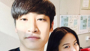 ‘최파타’ 나다, 박재정과 다정한 셀피…강렬+섹시 ‘레드립’ 미소