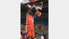 켈리 부상연장에 아스카 펄펄, 전자랜드 승리 이끌어