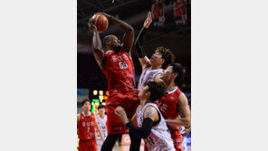 [포토] 사이먼 ‘리바운드는 내 차지!’