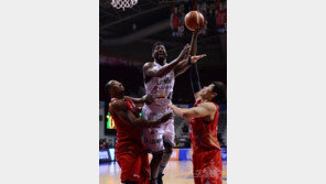 [포토] 메이스 ‘두 명도 문제 없어~’