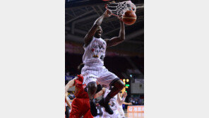 [포토] 메이스 ‘골대를 부숴버릴듯한 강력한 팔로우 덩크’