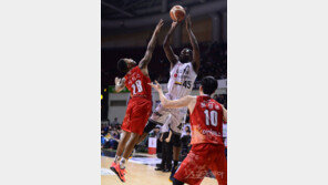 [포토] 리틀 ‘사익스의 수비를 무력화시키는 페이드어웨이 슛’