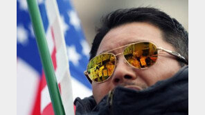 ‘박근령 남편’ 신동욱 총재, 특검 출석…“많은 자료 가져왔다”