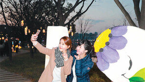 수성못 한지공예 작품 전시