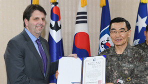 리퍼트 美대사 명예해군 위촉