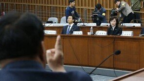 ‘블랙리스트 맞아? 안맞아?’ 반복 18회…검사 출신 이용주 집요한 추궁에 조윤선 두손