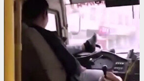[영상]‘손 대신 발로’ 운전대 조작, 정신나간 中 버스 운전기사 