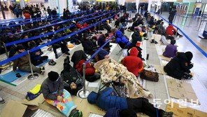 설날 기차표 예매전쟁… 서울역 대합실서 밤샘 대기