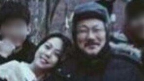 ‘다정하게, 팔짱끼고 찰칵’…김민희·홍상수 투샷 포착 