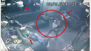 한 팔로 딸 안고 살인 저지르는 남자…충격적 CCTV 영상 공개 