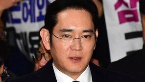 ‘특검출석’ 이재용, 22시간 밤샘조사 끝 귀가…취재진 질문에 묵묵부답