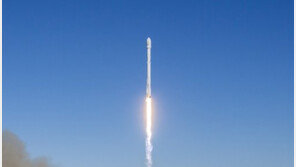 美 스페이스X, 폭발사고 4개월 만에 로켓 발사 성공