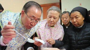 ‘반기문 턱받이’ 논란에…정청래 “반질반질 반짝쇼!” 이외수 “어이 없는 서민 코스프레”