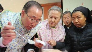 꽃동네 측 “반기문, 턱받이 아닌 앞치마 착용…潘 요청 전 수녀님이 제공”