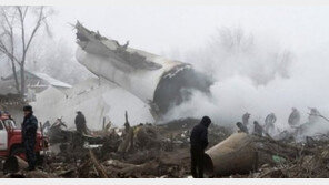 터키 화물기, 키르기스스탄 민가에 추락…37명 사망 “피해자 다수가 자다가 참변”