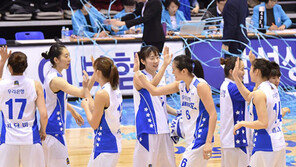 [바스켓볼 브레이크] ‘매직넘버 4’ 우리은행, 언제쯤 우승 축포 쏠까