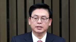 표창원 ‘65세 정년’ 발언에…정우택 “문재인 인재영입 1호 인사, 대국민 사과하라”