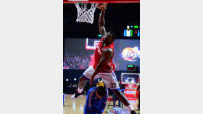 [포토] 크레익 ‘김태술을 넘는 화려한 덩크~’