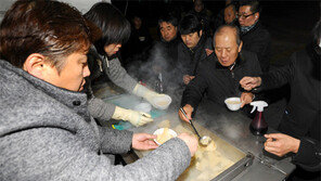 대리운전 기사들에 어묵 제공하는 삼주트리콜