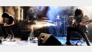 “음악 안에선 하나” 국경과 불신을 허문 평화의 ‘사운드 폭설’