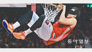 ‘안대 덩크’ 김현민… 김종규도 안되네