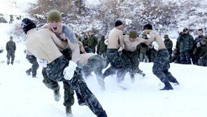 韓美 해병대원들, 추위 잊은 참호격투