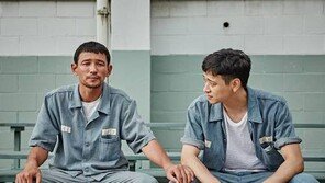 [동아일보 설 특집]잘생긴 사기꾼과 살인죄 누명 쓴 검사의 훈훈한 브로맨스