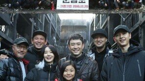 ‘군함도’ 크랭크업 사진도 강렬, “황정민·소지섭·송중기·이정현 함께 스마일”