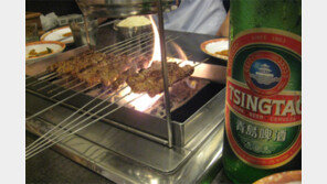 주문 외듯 “양꼬치엔 칭다오”