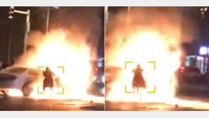 [영상]목숨보다 소중한 명품 백?…불타는 車에 뛰어드는 여성 운전자