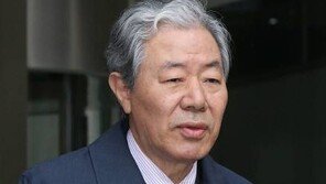 이경재 기자회견 듣던 아주머니 “말도 안 되는 여자 변호하지 마” 일갈