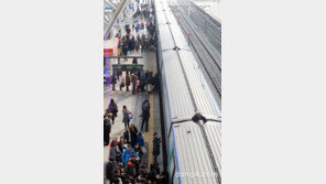 [동아포토]북적이는 서울역. 본격 귀성 시작