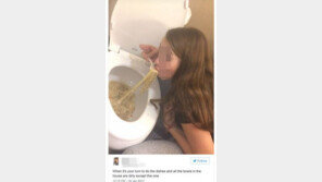 ‘관심 받으려고, 찰칵’…변기에 담긴 라면 먹는 소녀