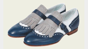 [Q매거진]버클 로퍼에 테슬 장식… 남성스러우면서도 여성스러운