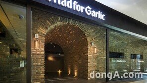 매드포갈릭, 용산아이파크몰점 오픈 …‘물’주제 새 인테리어 선보여