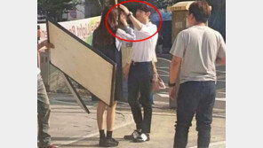 신민아 얼굴에 손 그늘 만들어주는 이제훈…“촬영 내내 즐겁고 행복”