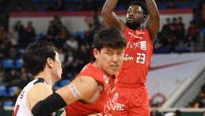 화이트-김선형 47점 합작한 SK, 모비스 4연승 저지