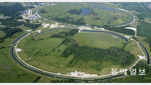 [책의 향기]‘빌어먹을 입자’ 힉스, ‘신의 입자’가 되기까지