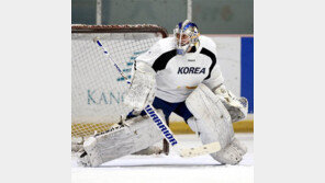 파란 눈 ‘철벽 태극 골리’… 여름엔 야구 ‘안방마님’